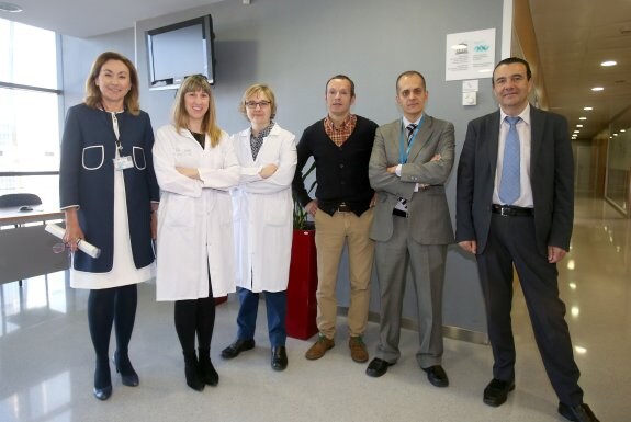 Las dos investigadoras,  junto a María Martín, Roberto Moreno, Eduardo Mirpuri  y Javier Aparicio en las instalaciones del CIBIR. 		:: jUAN MARÍN