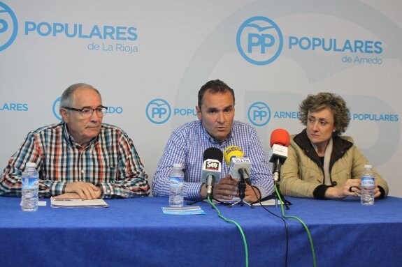 Rueda de prensa del 29 de marzo pasado en la que los populares denunciaron a la concejala socialista Gil de Muro. :: 