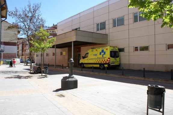 El nuevo vehículo son soporte vital básico se ubica junto a Urgencias del Centro de Salud. :: 