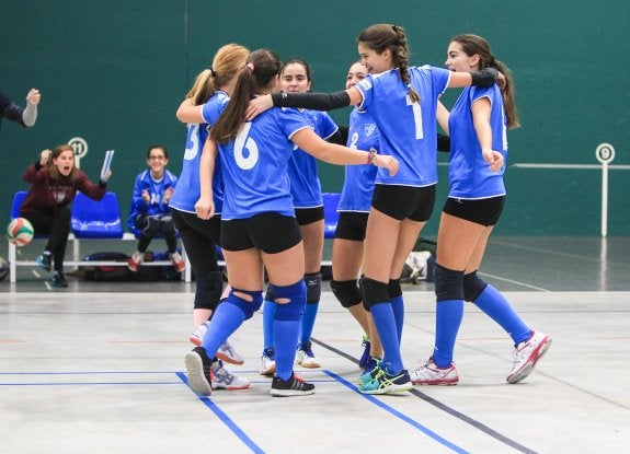 Las jugadoras del Loyola voley celebran la victoria .
