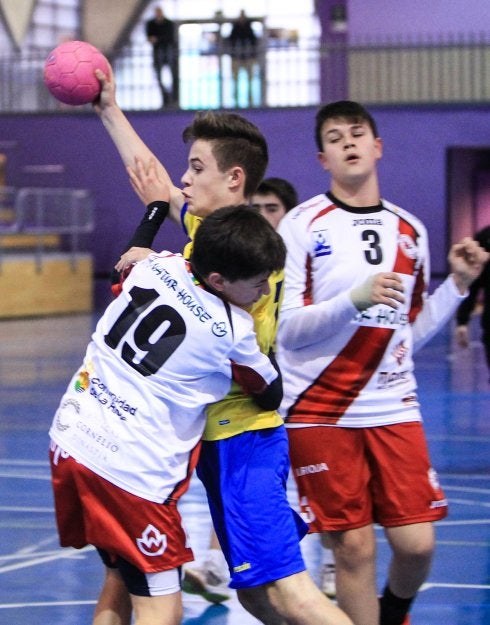 Un jugador del Calasancio trata de salir de la presión rival, en un partido anterior. :: F.D.
