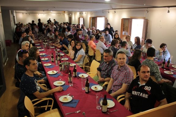 Más de 120 personas compartieron la cata de cerveza maridada con pinchos en la tarde de ayer. :: 