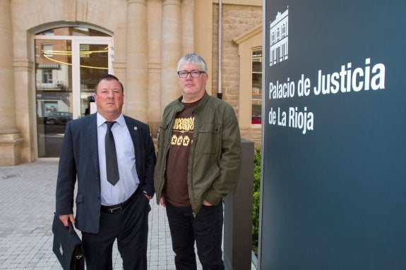 Javier Muro y Koldo González, promotores de la acusación popular, en las puertas del Palacio de Justicia de La Rioja.  