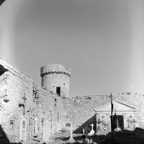 Cornago, un castillo con cementerio