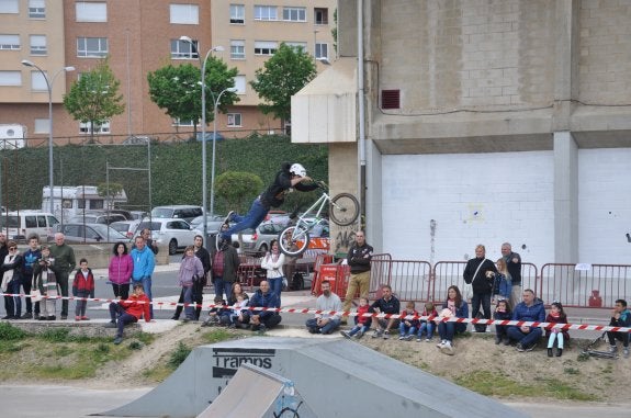 Durante la mañana, el público se fue acercando al skate park del ferial para presenciar el concurso de habilidades en las diferentes modalidades. :: 
