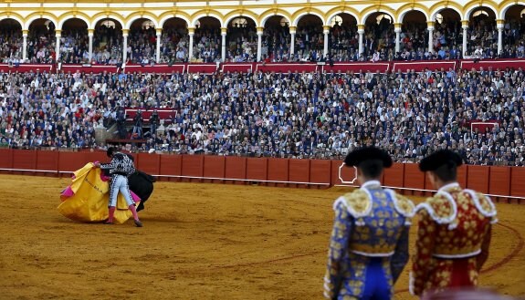 Morante a la verónica en una corrida en La Maestranza de Sevilla. :: REUTERS/Marcelo del Pozo