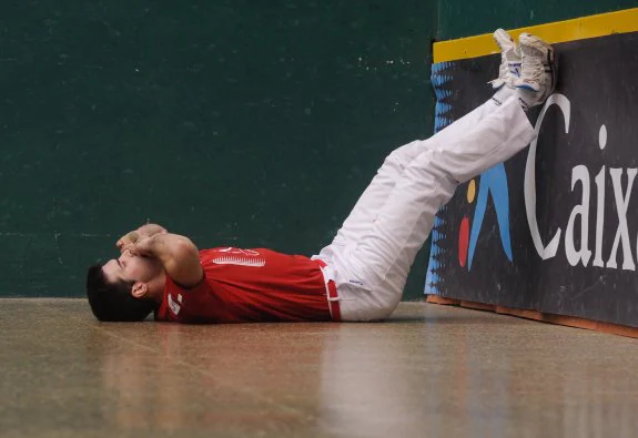 Zabaleta terminó por los suelos después de caer derrotado ante Mendizabal III. :: fernando gómez/e.c.
