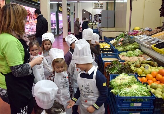 Taller de torrijas  y dulces de Pascua en la  Plaza de Abastos