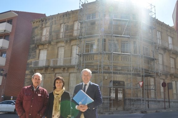 El diputado Emilio Del Río, junto a Lydia Arrieta y José Ignacio Asenjo, frente al María Díaz. :: c.v.