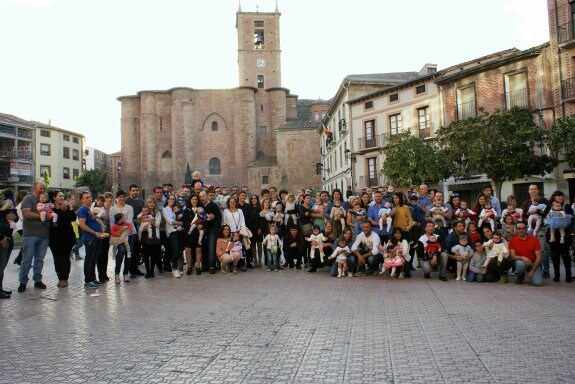 CERCA DE 70 NIÑOS NAJERINOS, CON SU PAÑUELO FESTERO