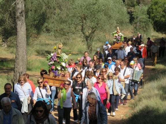 Como cada año, las mujeres llevaron a San Marcos y los hombres a la Virgen de Hontanar. :: E.P.