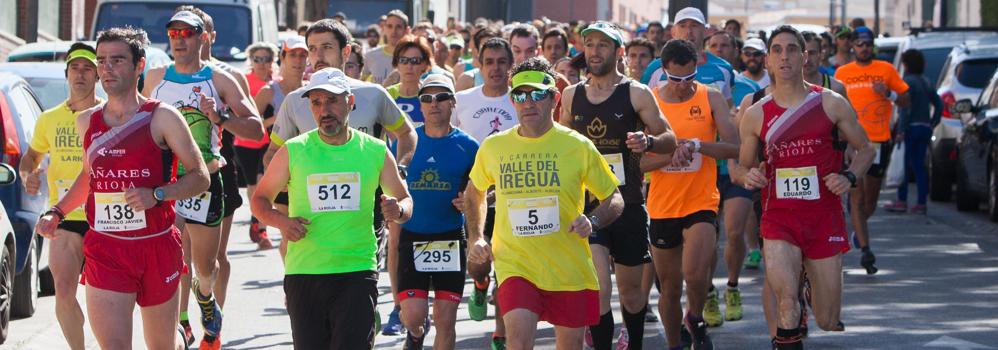 Primeros metros. El grupo, ya muy dividido, deja atrás Villamediana de Iregua.