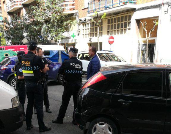 Agentes de Policía Local durante la intervención de la calle Lardero. :: A.A.