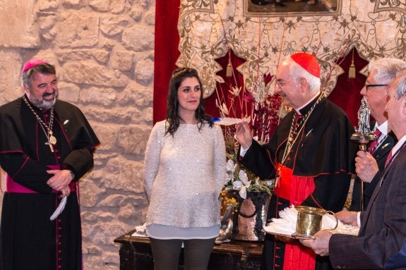 El cardenal Piacenza pinta a la doncella mayor. 