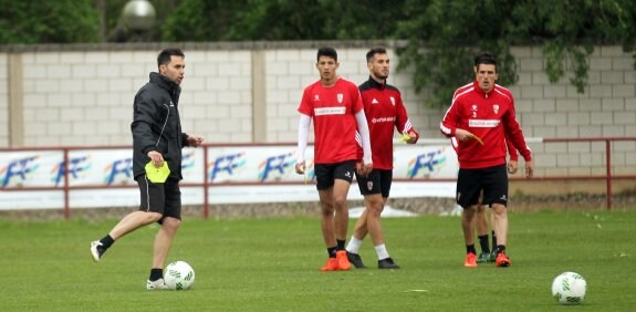 Sergio Rodríguez dirige el entrenamiento del equipo blanquirrojo tras la reunión celebrada con Félix Revuelta ayer por la tarde. :: 