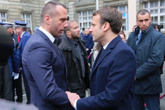 Macron (dcha.) expresa sus condolencias a Etienne Cardiles, viudo del policía asesinado. :: afp