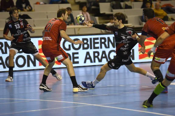 Vigo asiste a Luisfe en el partido de ida disputado en el Polideportivo Municipal de Huesca. :: pablo a. segura
