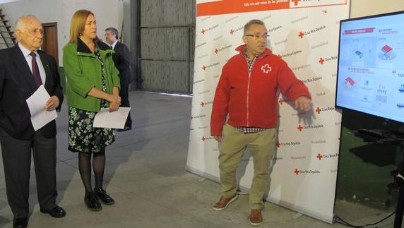 Colaboración logística entre el Gobierno de La Rioja y Cruz Roja para el envío de material de supervivencia. 