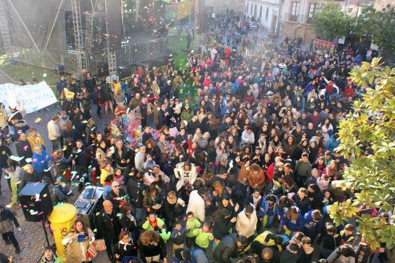 La plaza de España registró una gran asistencia de najerinos dispuestos a ver en directo el disparo del cohete de fiestas. :: .