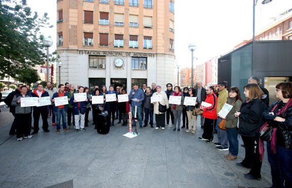 Concentración ayer de USO en la estación de autobuses. :: juan marín