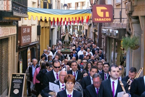 La procesión de San Prudencio llega al final de la calle Mayor, para encaminarse hacia la Santa Cruz. ::