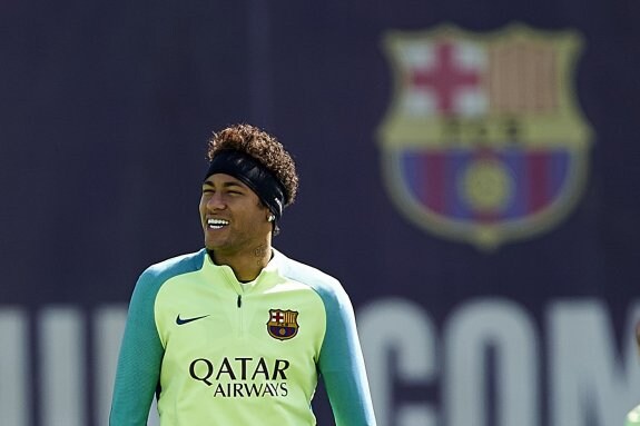 Neymar, ayer en el entrenamiento del Barcelona. El brasileño regresa hoy al equipo. :: efe