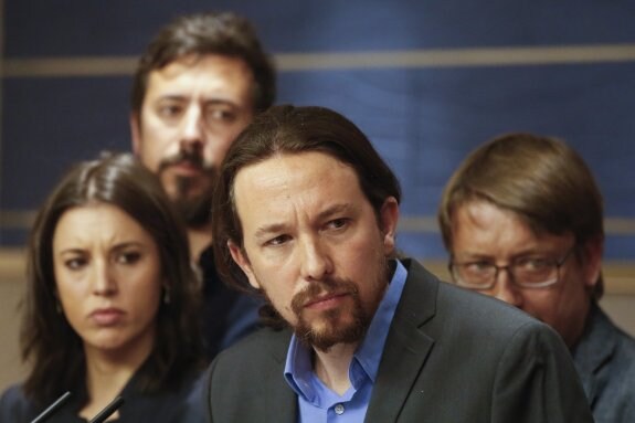 Iglesias, rodeado de diputados de Podemos, anuncia la presentación de la moción de censura contra Rajoy el pasado jueves. :: Javier Lizón/ efe