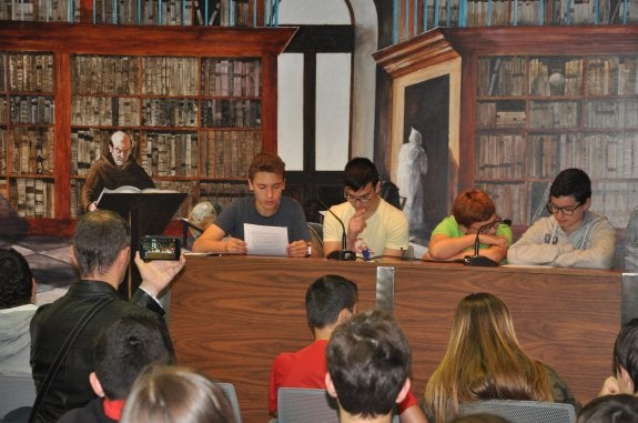 Los alumnos de Corazonistas en el palacio de Bendaña. :: 