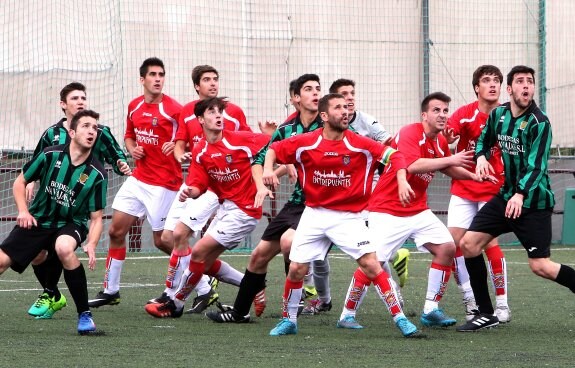 La defensa del Villegas espera la llegada de un balón aéreo. ::