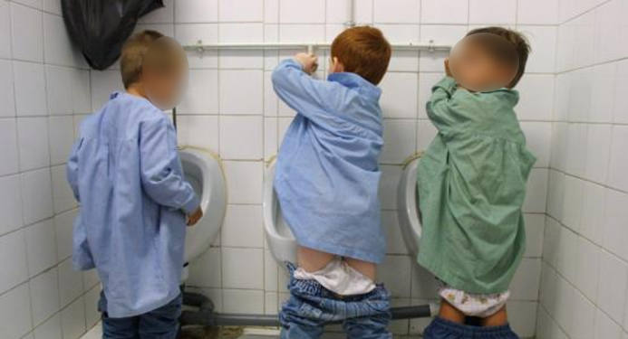 Tres niños hacen pis en los aseos de una guardería. 