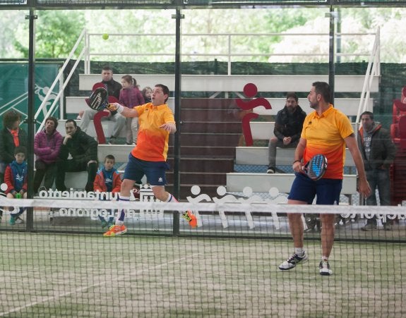 José Antonio Pinillos (Cerámica La Estanca) salta para devolver una bola en presencia de Diego Doncel. :: 