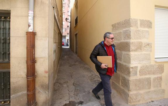 Un hombre cruza la calle del Ochavo, habiendo entrado por la calle del Horno y saliendo a la calle Los Baños. 