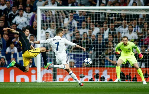 Cristiano Ronaldo, justo antes de golpear el balón en la jugada de su segundo gol al Atlético.:: óscar del pozo / AFP
