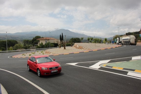 La glorieta de la LR-115 está ya en pleno funcionamiento, dando más seguridad al enlace. :: 