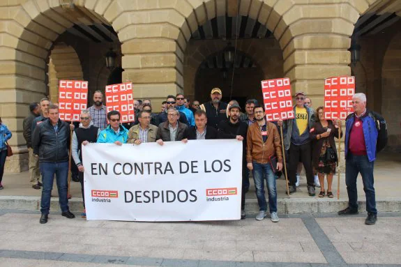 Los trabajadores de Bodegas Bilbaínas se manifestaron ayer en la plaza de la Paz de Haro. :: D.M.A.