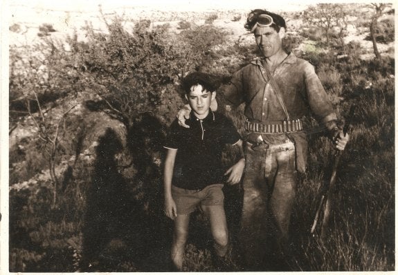 A la izquierda el 'cardelina' con unas pieles en los 70 y arriba con
un sobrino en una jornada de caza hace más de 50 años. :: l.r.