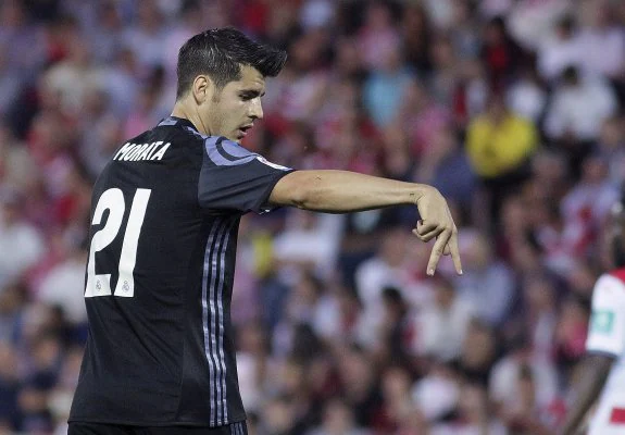 El delantero del Real Madrid Álvaro Morata anotó ayer dos goles. :: efe