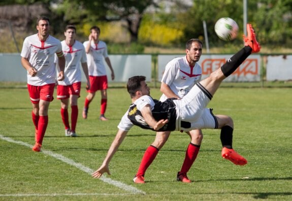 Rubén Pérez, que marcó dos goles, remata de forma acrobática. :: díaz uriel