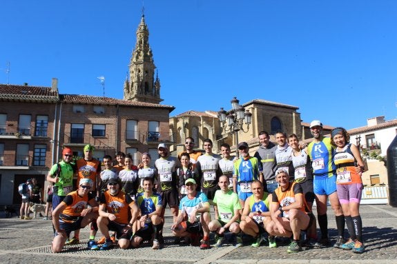 Arriba, los ganadores de las pruebas. Abajo, corredores posando. 