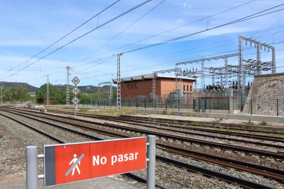 La finca rústica vendida por ADIF se encuentra detrás de la subestación eléctrica situada frente a la estación del ferrocarril de Haro. :: 