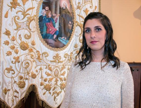 La ‘doncella mayor’ Isabel Barquín, con el estandarte de la Cofradía. ALBO