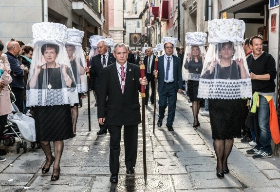 Las prioras. Las mujeres de la cofradía del Santo, en procesión.