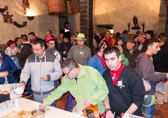   A por garbanzos.  Cientos de personas acudieron a por su ración de tradición a la casa de la Cofradía del Santo.