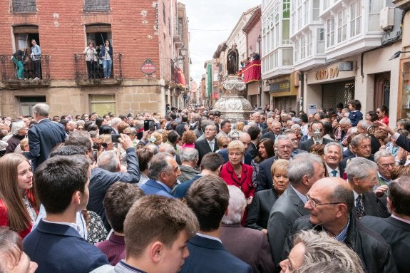 Los calceatenses llenaron las calles al paso de la procesión, sobre la que cayeron algunas gotas de agua. :: albo