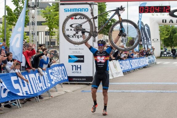 Carlos Coloma levanta
victorioso su bicicleta
tras cruzar primero la
línea de meta.
:: díaz uriel
