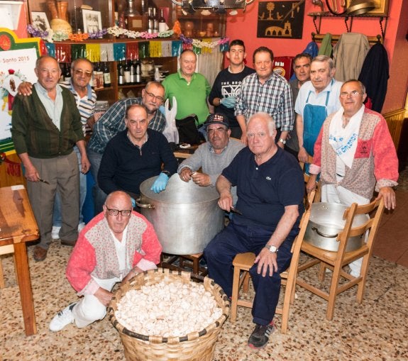 Peñistas de El Salero, con el champiñón que repartieron. :: 