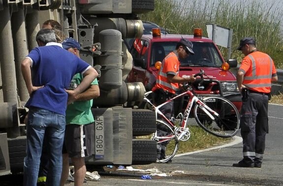Accidente. Restos de una bicicleta, entre los vehículos siniestrados en un accidente. :: EFE