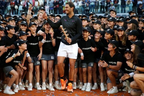 Rafa Nadal celebra el título ante el asombro de los recogepelotas. :: reuters
