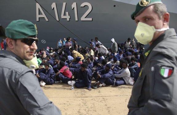 Un grupo de inmigrantes recién desembarcados en el puerto de Augusta, en Sicilia. :: A. Parrinello / reuters