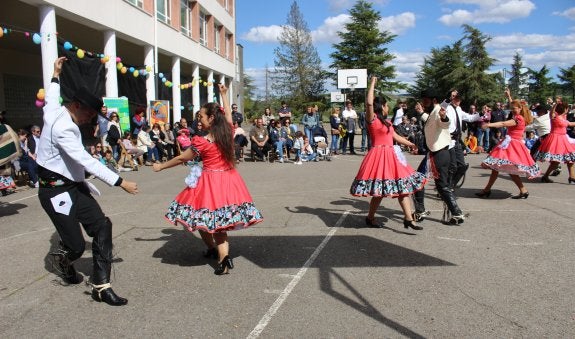 Bailes folclóricos chilenos y bolivianos en el colegio. ::